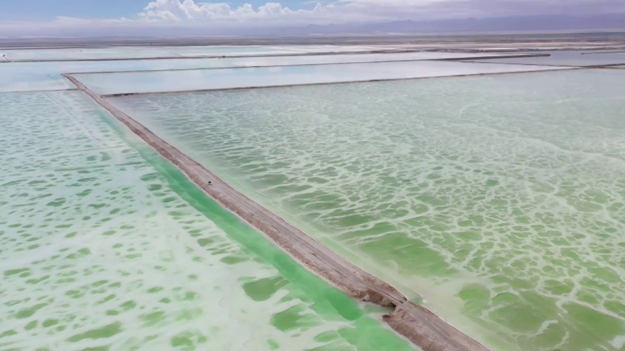 青海海西：航拍芒崖翡翠湖 如一块块翡翠散落在雪上视频素材