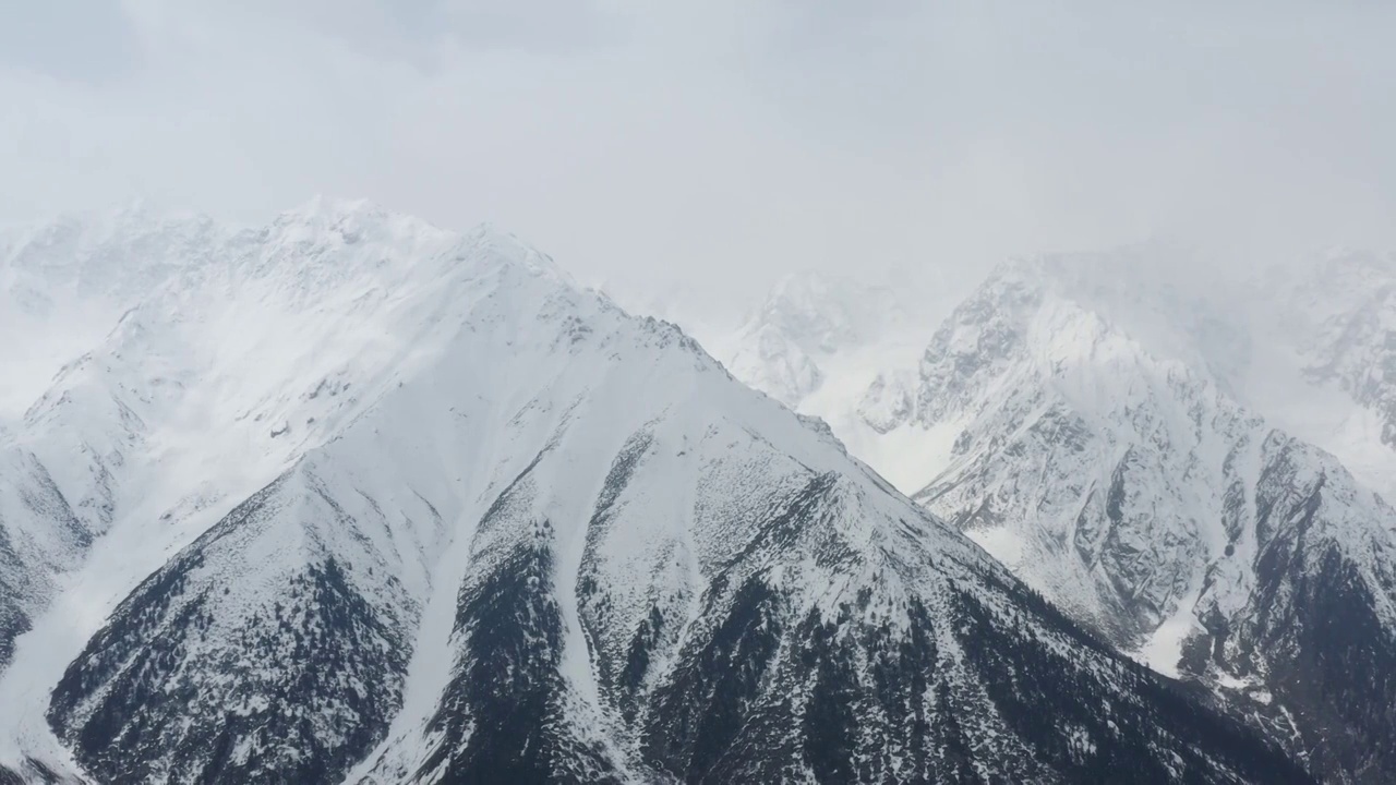 航拍西藏冬天的帕隆藏布江边雪山雪景视频素材画面2