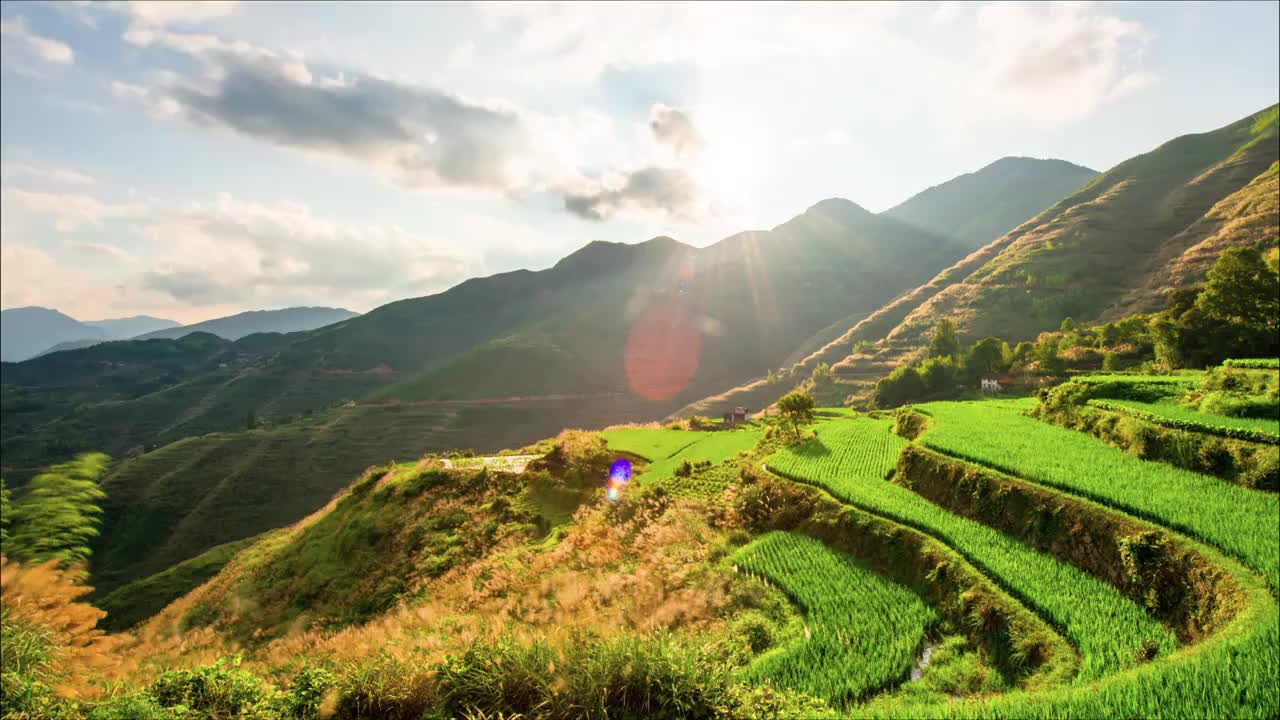 群山中的梯田日落视频素材