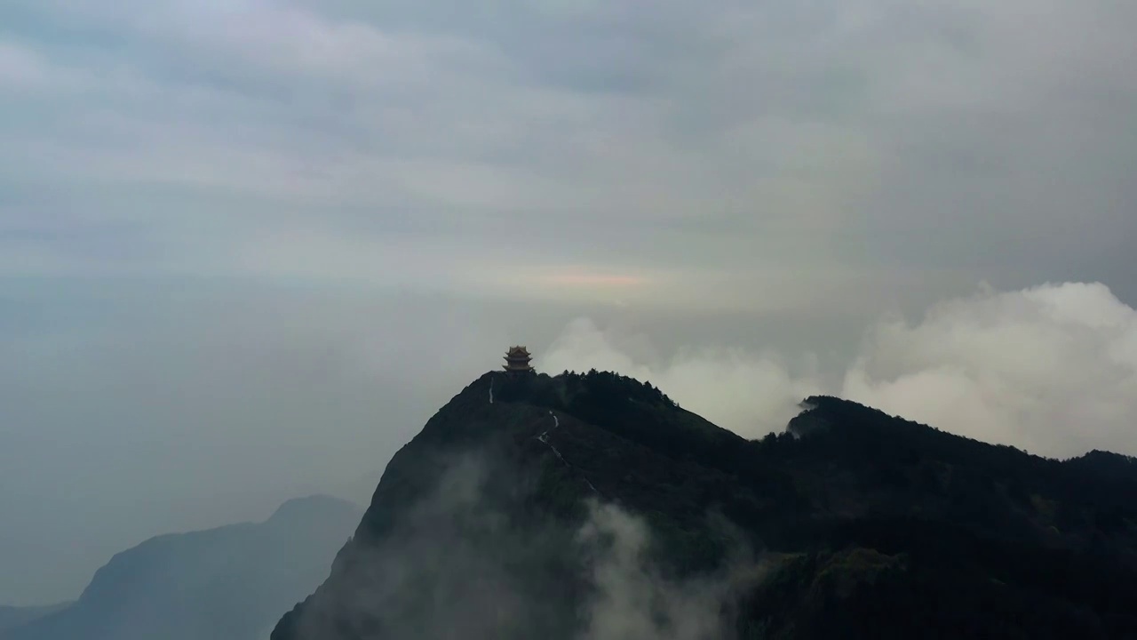 航拍四川峨眉山金顶万佛顶云雾缭绕景象视频素材