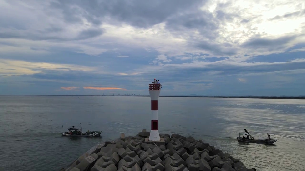 暴风雨前的灯塔海边灯塔海岸线灯塔视频素材