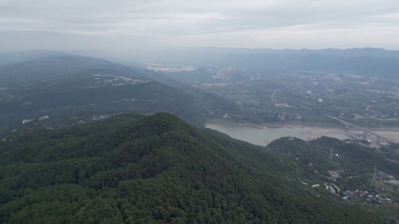 俯瞰重庆缙云山脉与黛湖嘉陵江自然风光视频素材