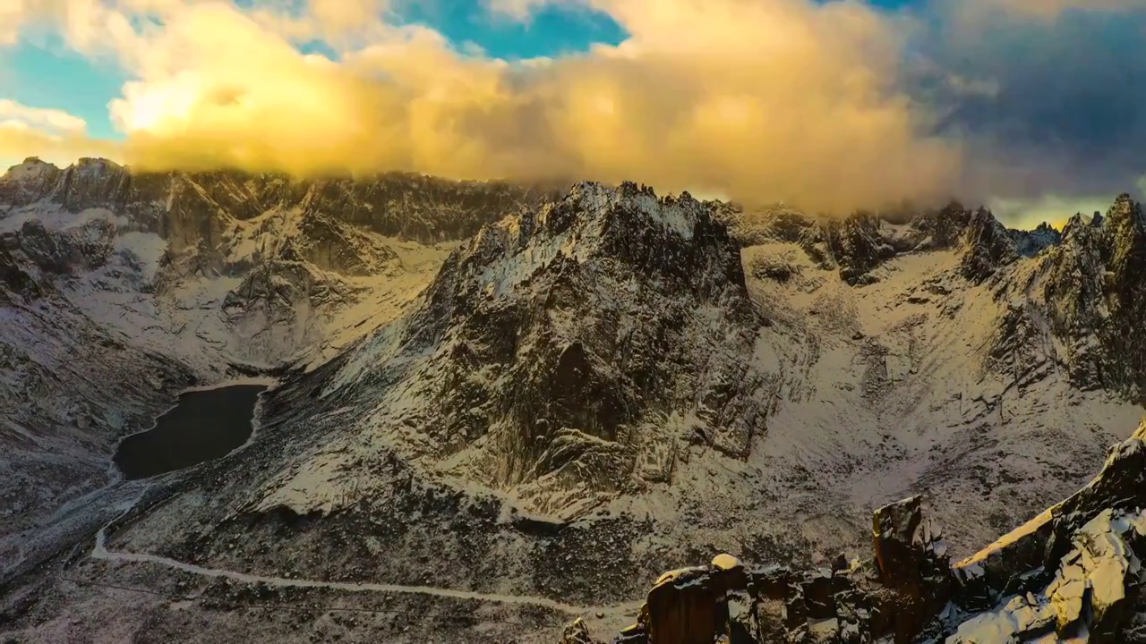 莲宝叶则神山雪景日出云雾光影移动延时摄影4k视频下载