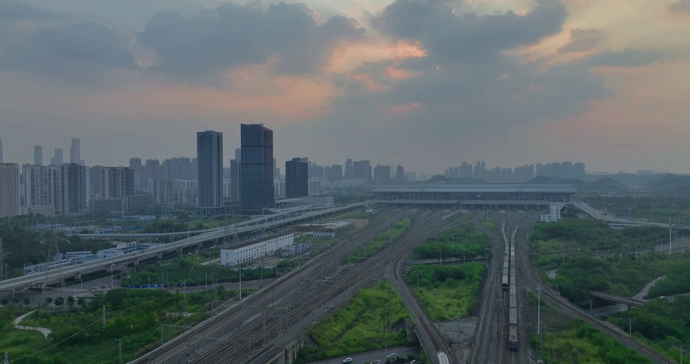 一辆列车从车站驶出，南宁东高铁站，日落视频素材