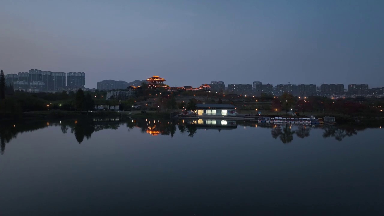 徐州市邳州市桃花岛公园和邳州城区夜景视频素材