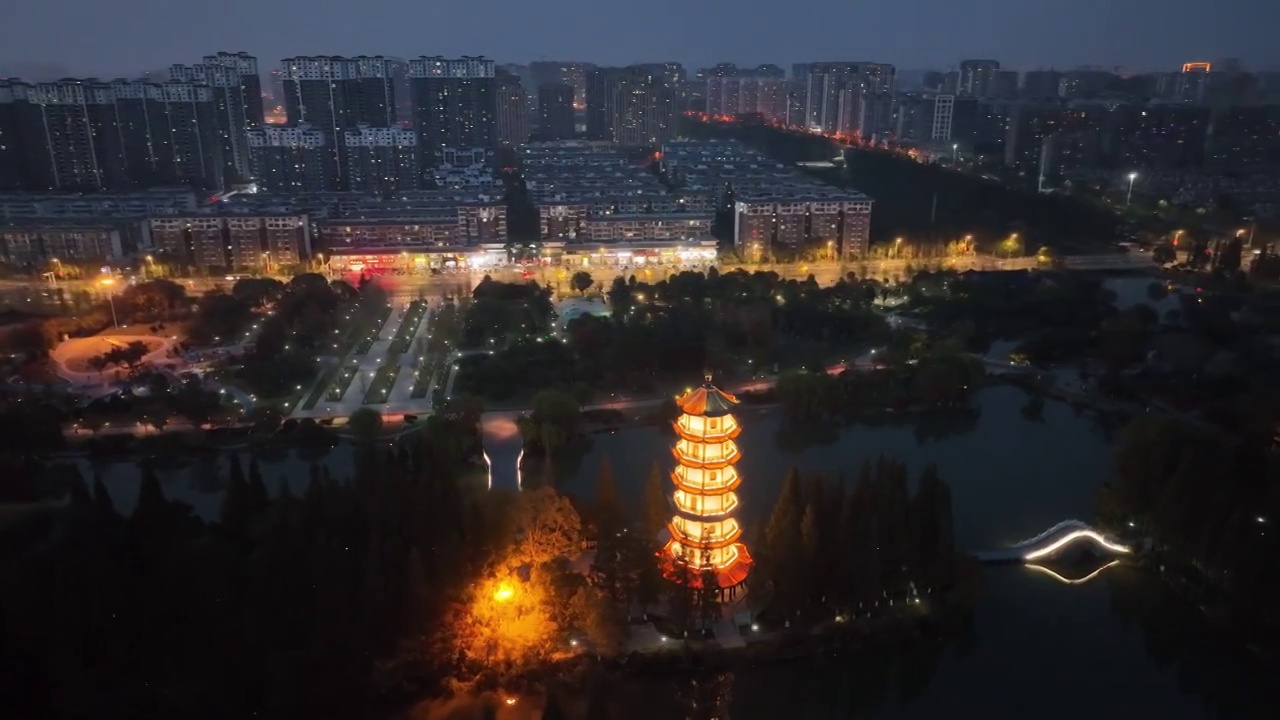 徐州市邳州市桃花岛公园和邳州城区夜景视频素材