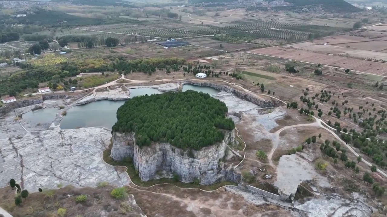 徐州市邳州市占城镇蘑菇岭矿山遗迹矿坑视频素材