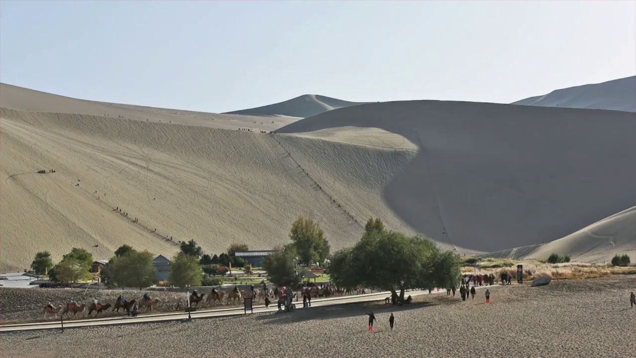 游人如织的甘肃敦煌鸣沙山月牙泉风景区视频素材