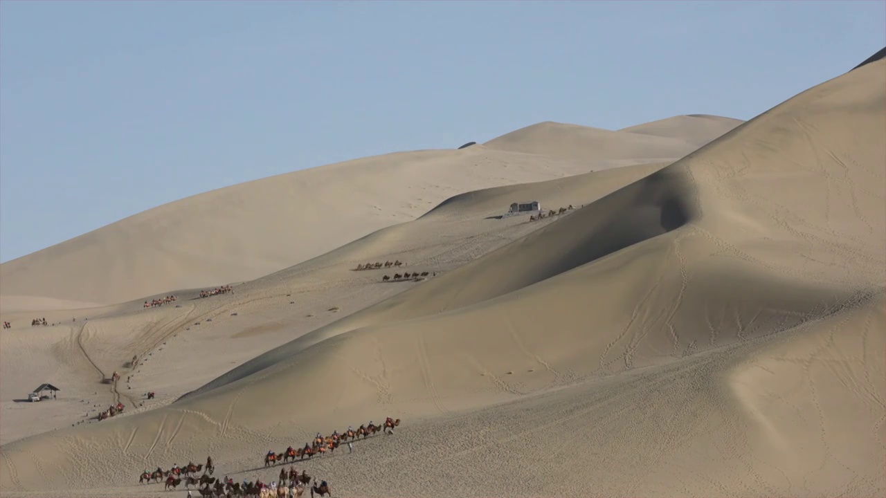 游人如织的甘肃敦煌鸣沙山月牙泉风景区视频素材