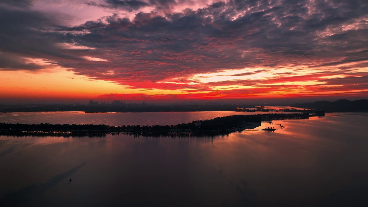 武汉东湖湿地生态碧潭观鱼日出视频素材