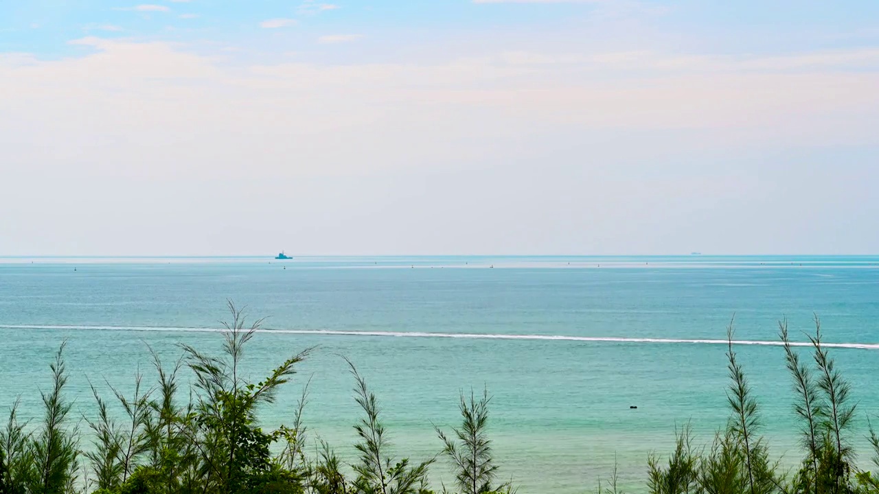 三亚旅游度假天堂：亚龙湾白沙滩浪花奔腾视频素材