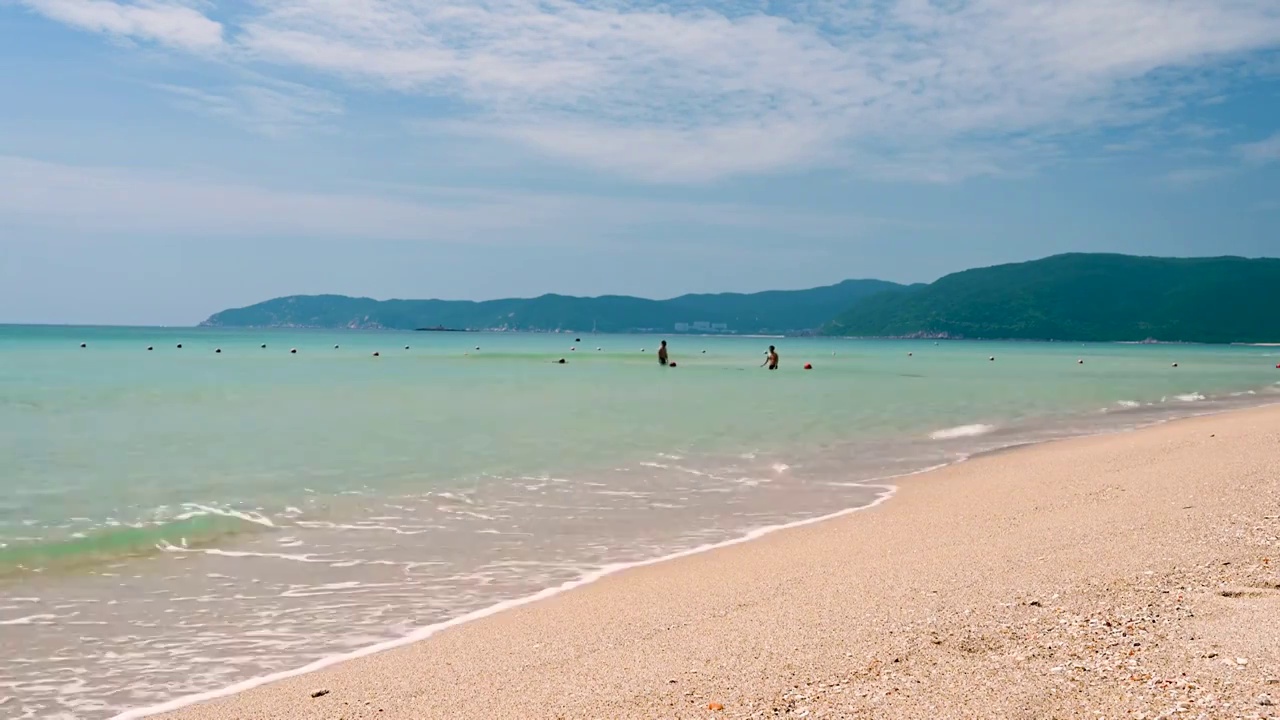 三亚旅游度假天堂：亚龙湾白沙滩浪花奔腾视频素材