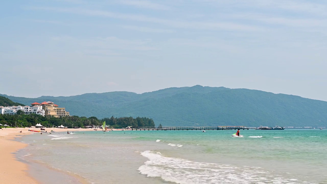 三亚旅游度假天堂：亚龙湾白沙滩浪花奔腾视频素材