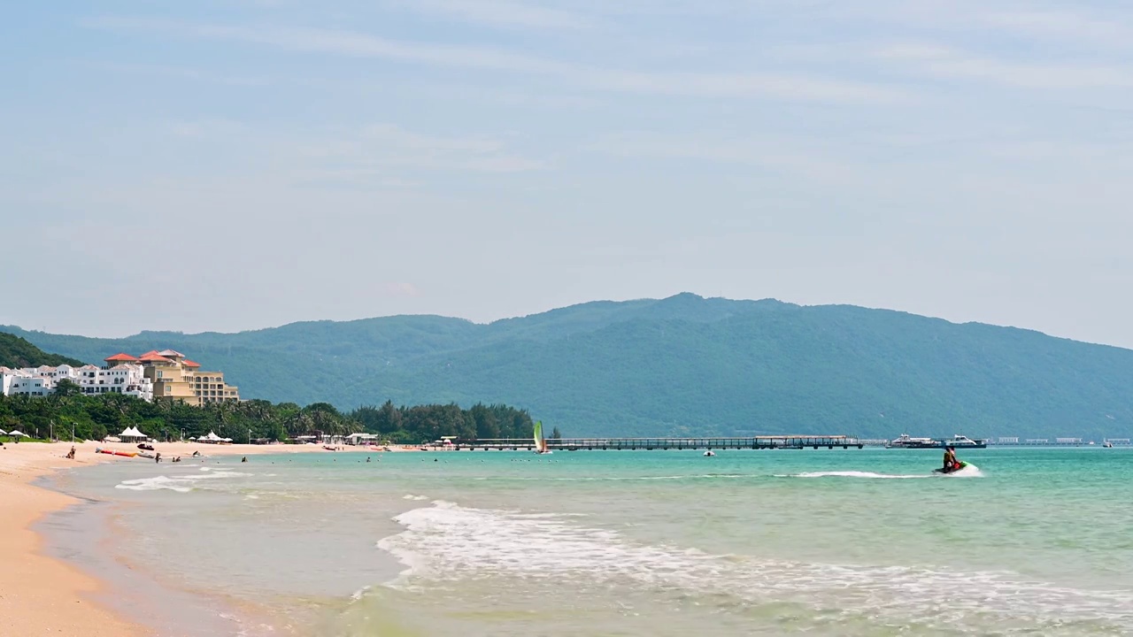 三亚旅游度假天堂：亚龙湾白沙滩浪花奔腾视频素材