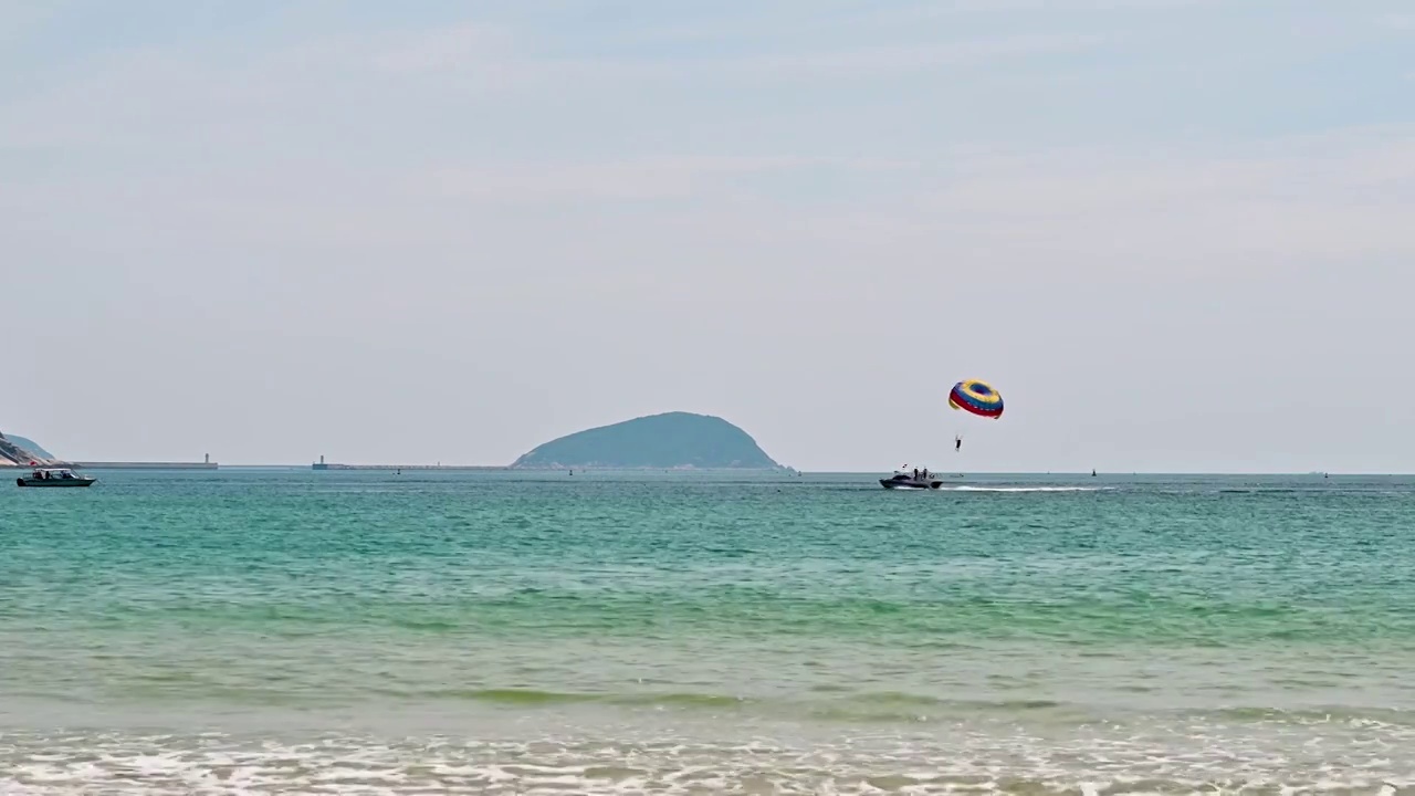 三亚旅游度假天堂：亚龙湾白沙滩浪花奔腾视频素材