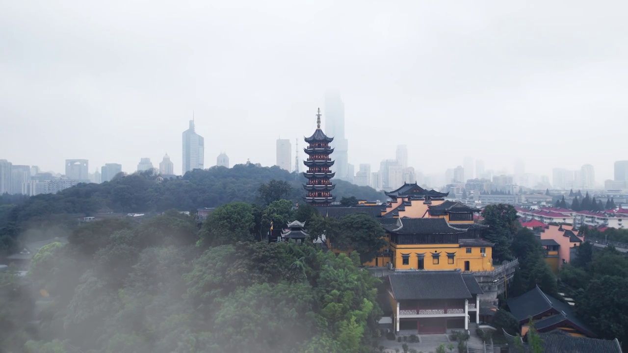 江苏省南京市古鸡鸣寺航拍风光视频素材