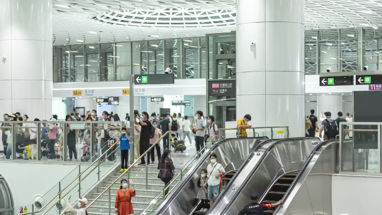 深圳地铁岗厦北地铁站深圳之眼地铁人流视频素材