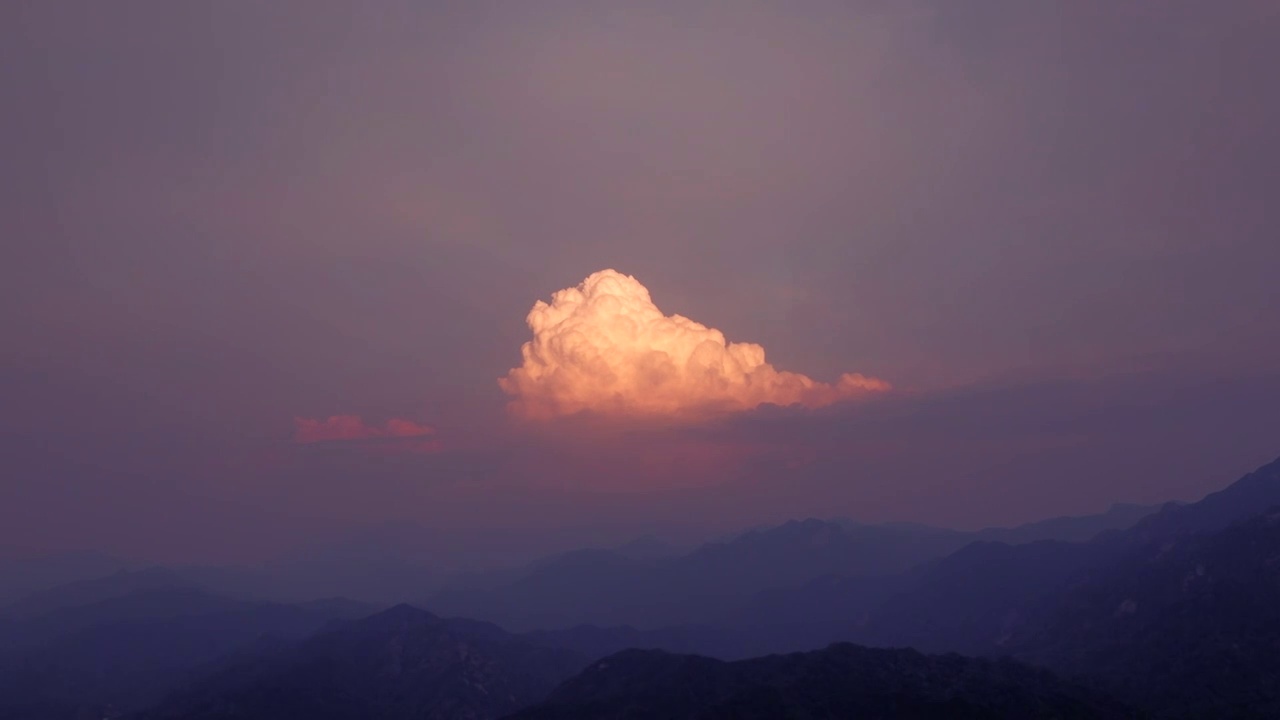 一朵被夕阳照耀的云特写视频素材