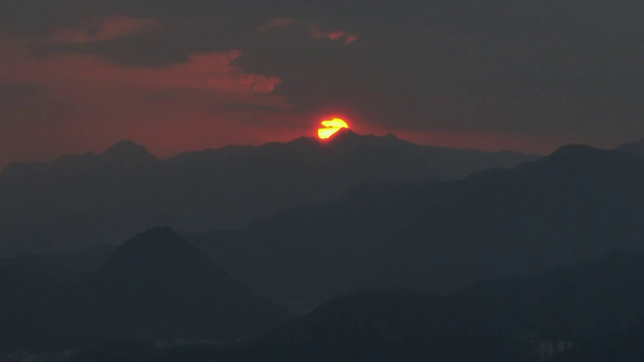 夕阳被乌云遮蔽视频素材