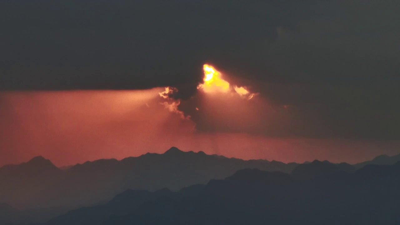 夕阳被乌云遮蔽视频素材