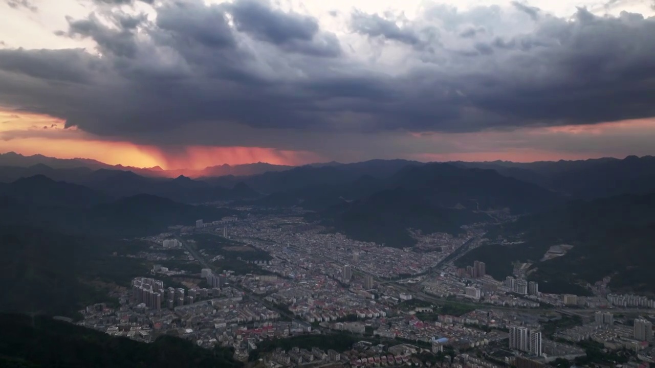 小城夕阳下的雨帆视频素材