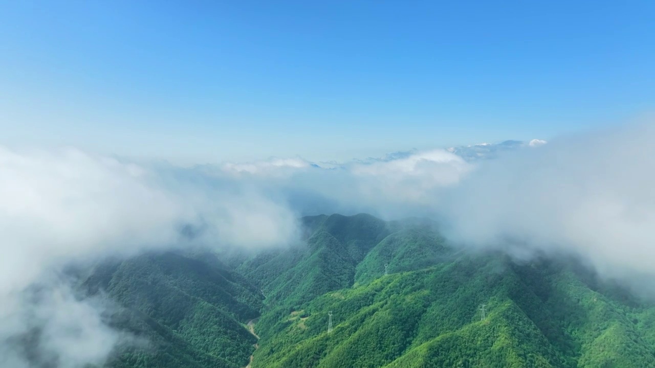 云海中翱翔俯瞰青山蓝天视频素材