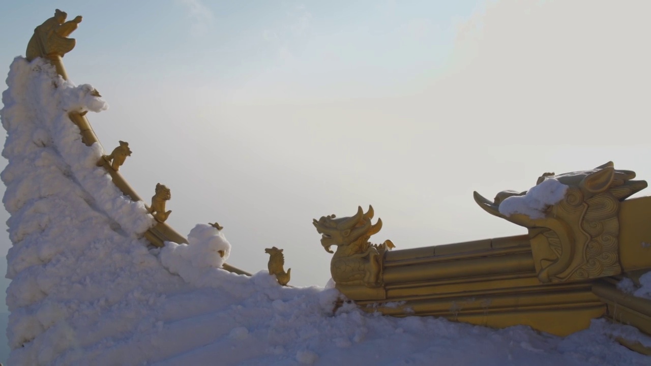 峨眉山上盖着厚雪的古建筑屋檐视频素材