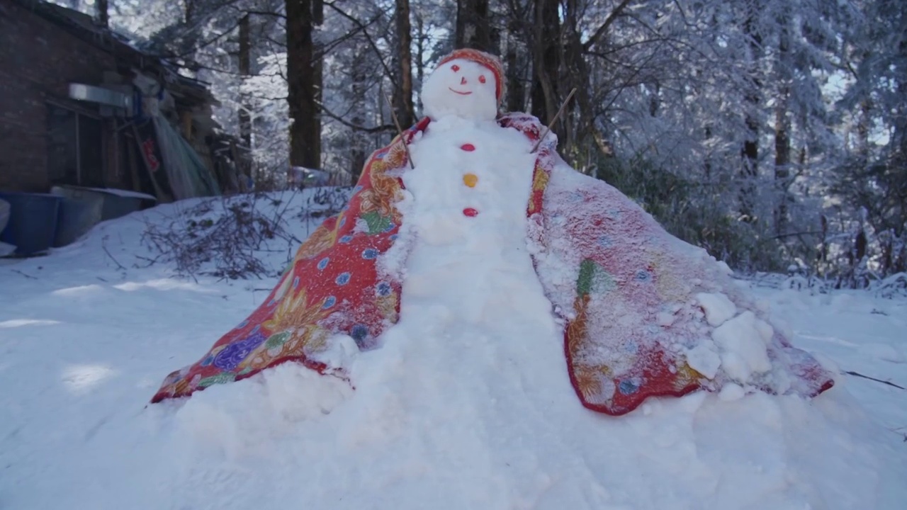 峨眉山上披着毛毯戴着帽子的雪人视频素材