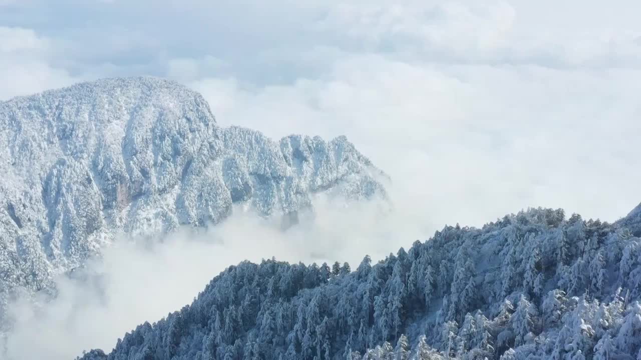 航拍峨眉山山谷雪景视频素材