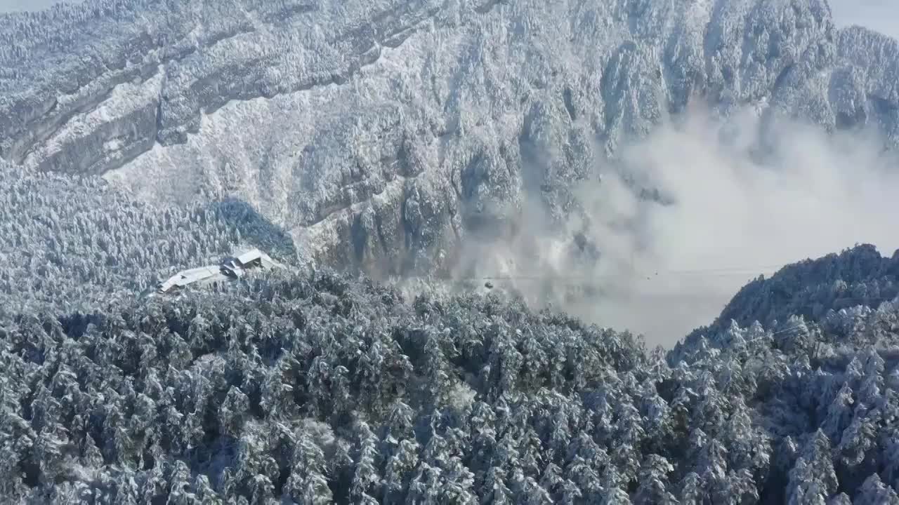 航拍峨眉山山谷雪景视频素材