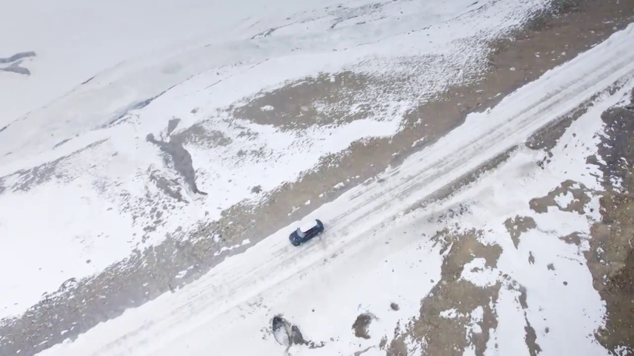 航拍寒冬的纯净冬日大雪雪山雪地雪景下雪航拍视频素材