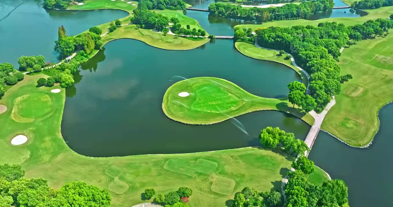 航拍夏天的绿色高尔夫球场和河流风光视频素材