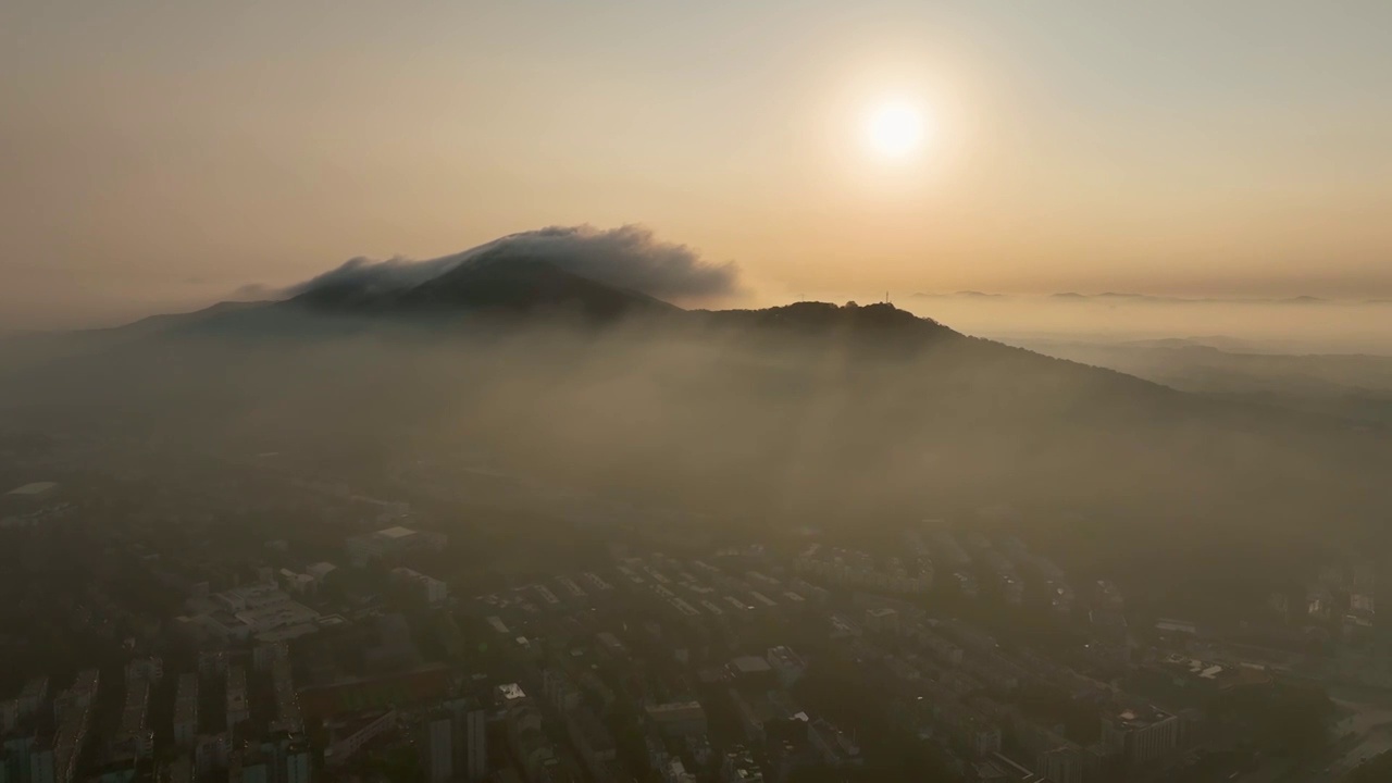 航拍南京紫金山日出云海视频素材