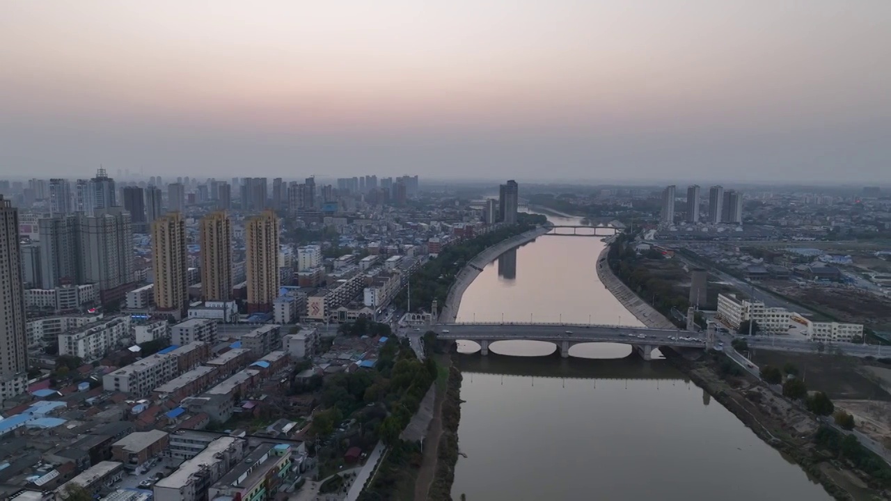 高视角航拍河流与城市视频素材