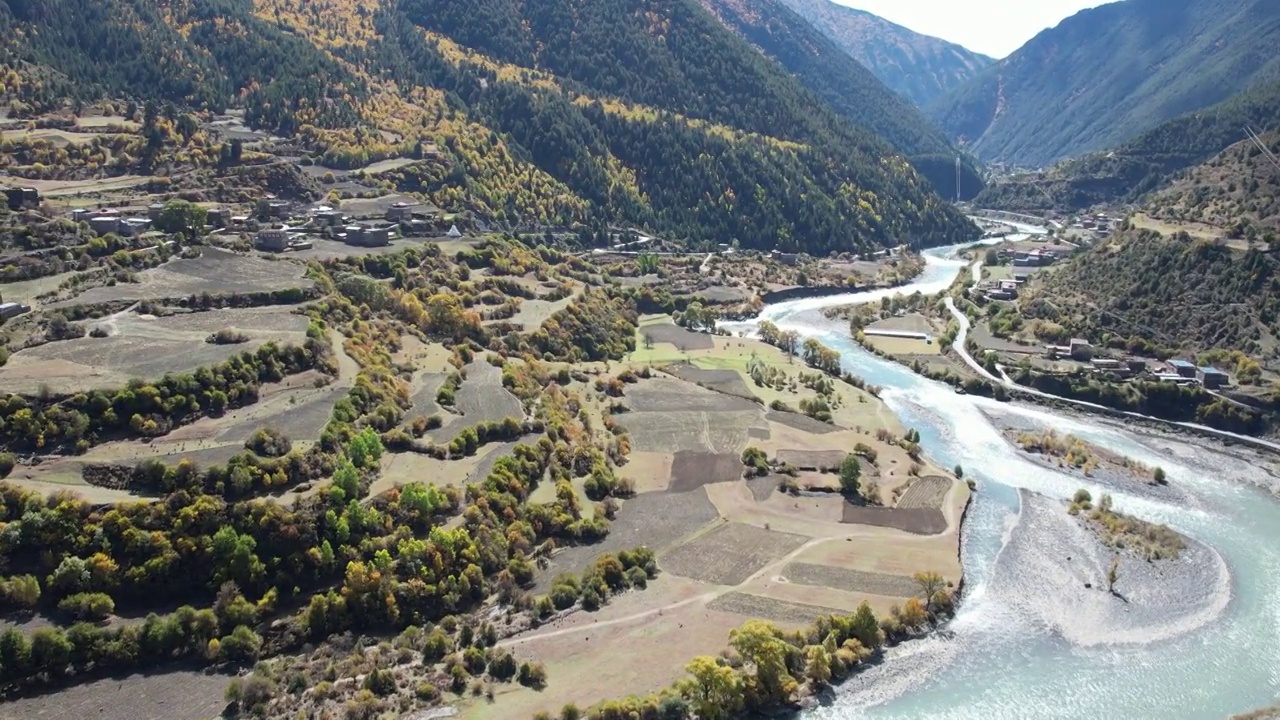 4K航拍秋天川西新都桥乡村风光视频素材