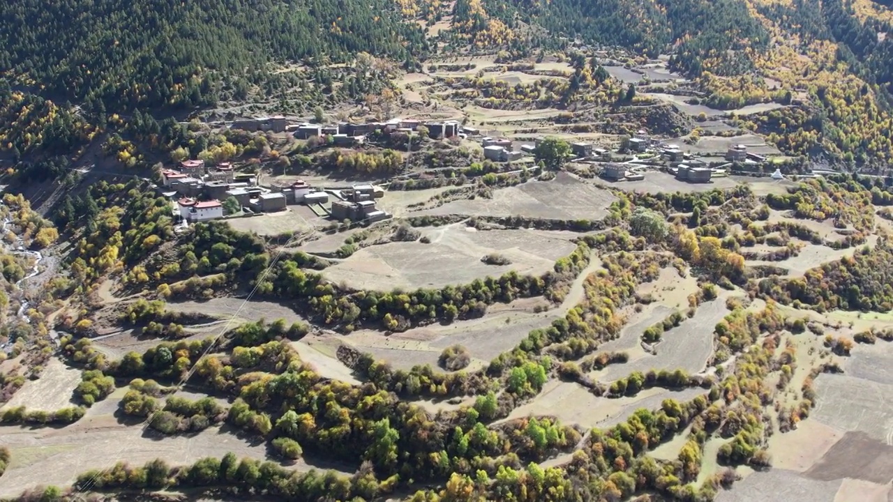 4K航拍秋天川西新都桥乡村风光视频素材