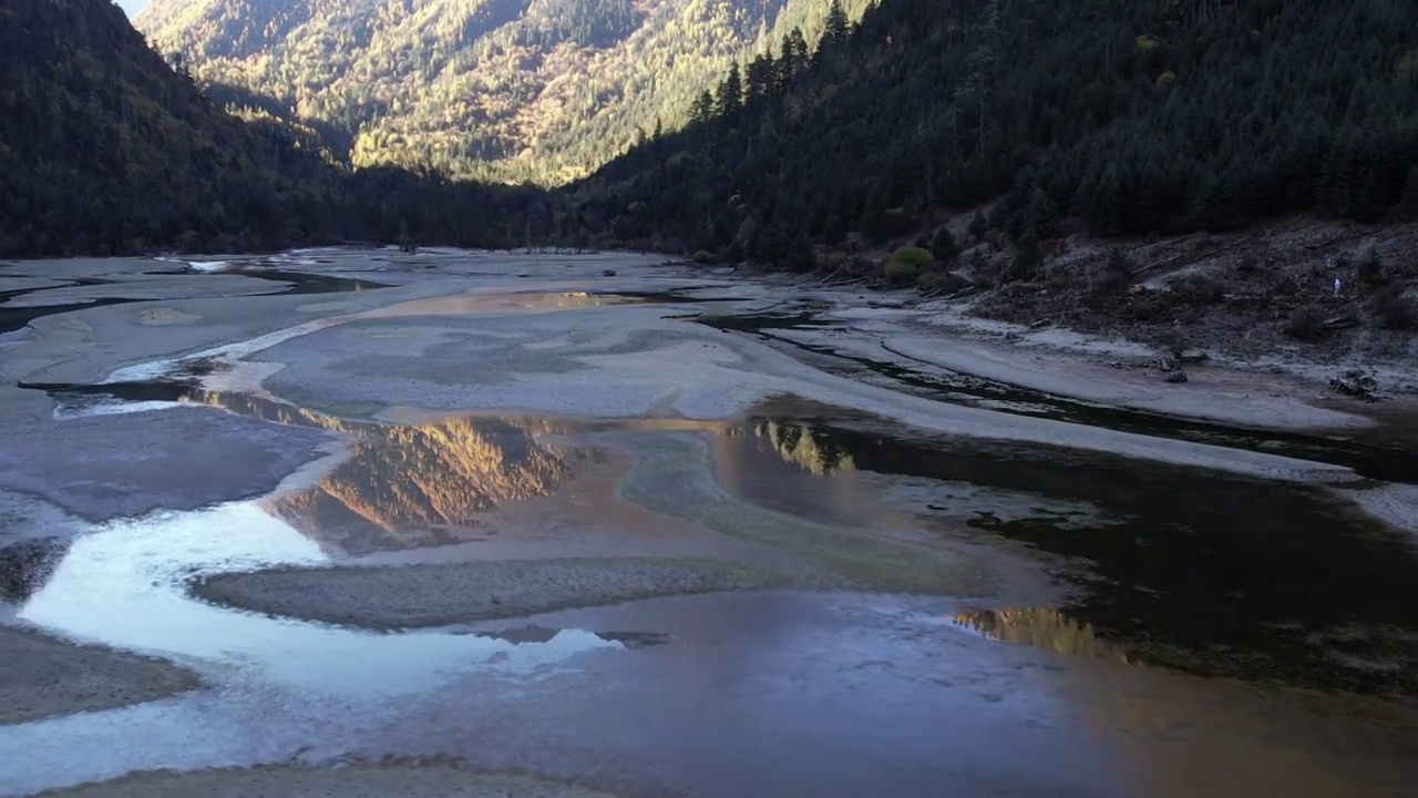 4K航拍川西莲花湖月亮湾秋天森林自然风光视频素材画面1