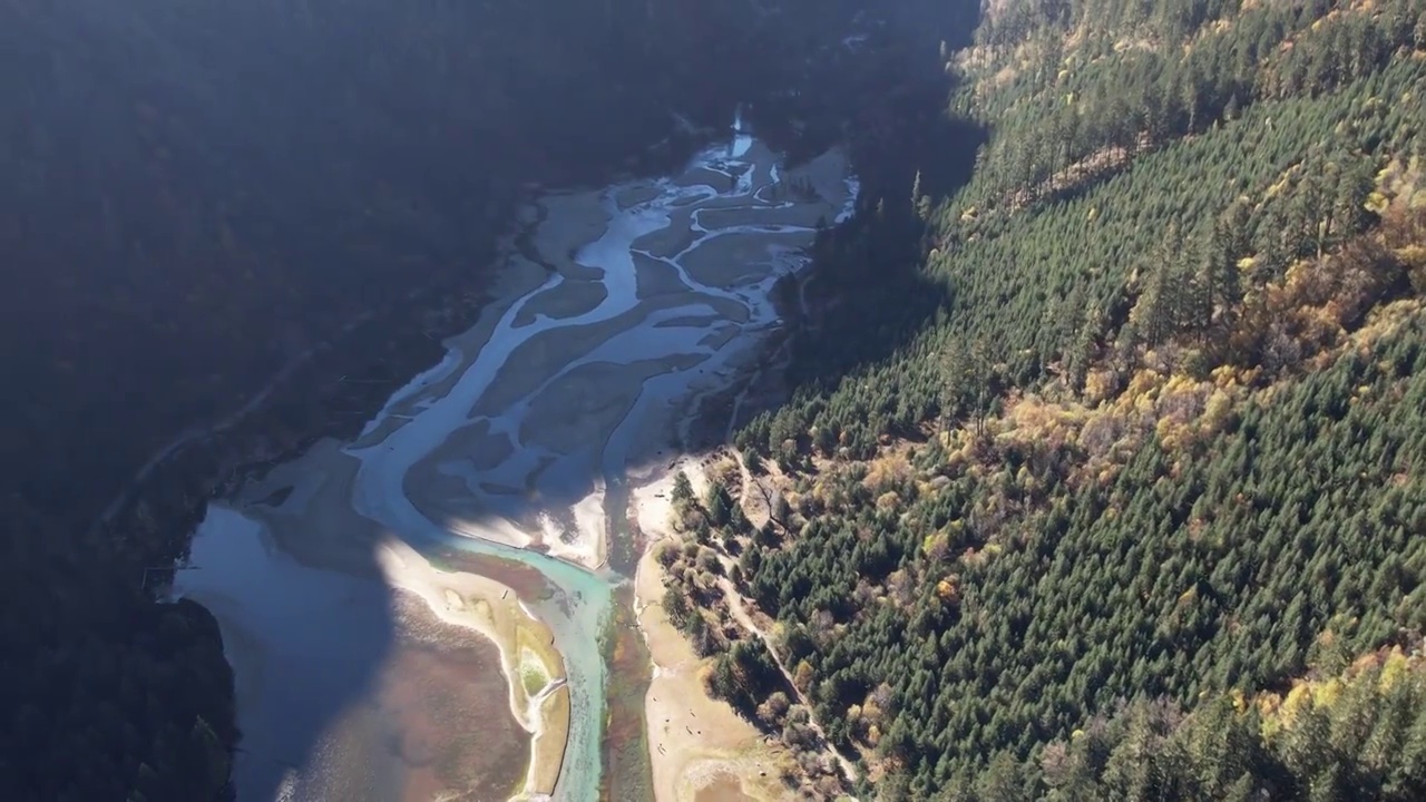 4K航拍川西莲花湖月亮湾秋天森林自然风光视频素材画面1