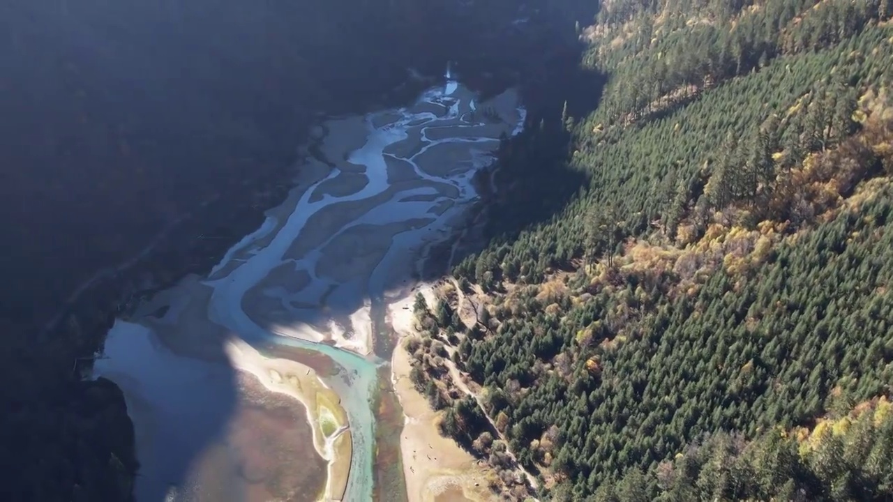 4K航拍川西莲花湖月亮湾秋天森林自然风光视频素材画面2