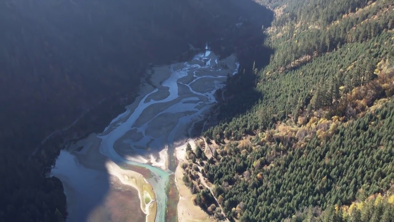 4K航拍川西莲花湖月亮湾秋天森林自然风光视频素材画面3