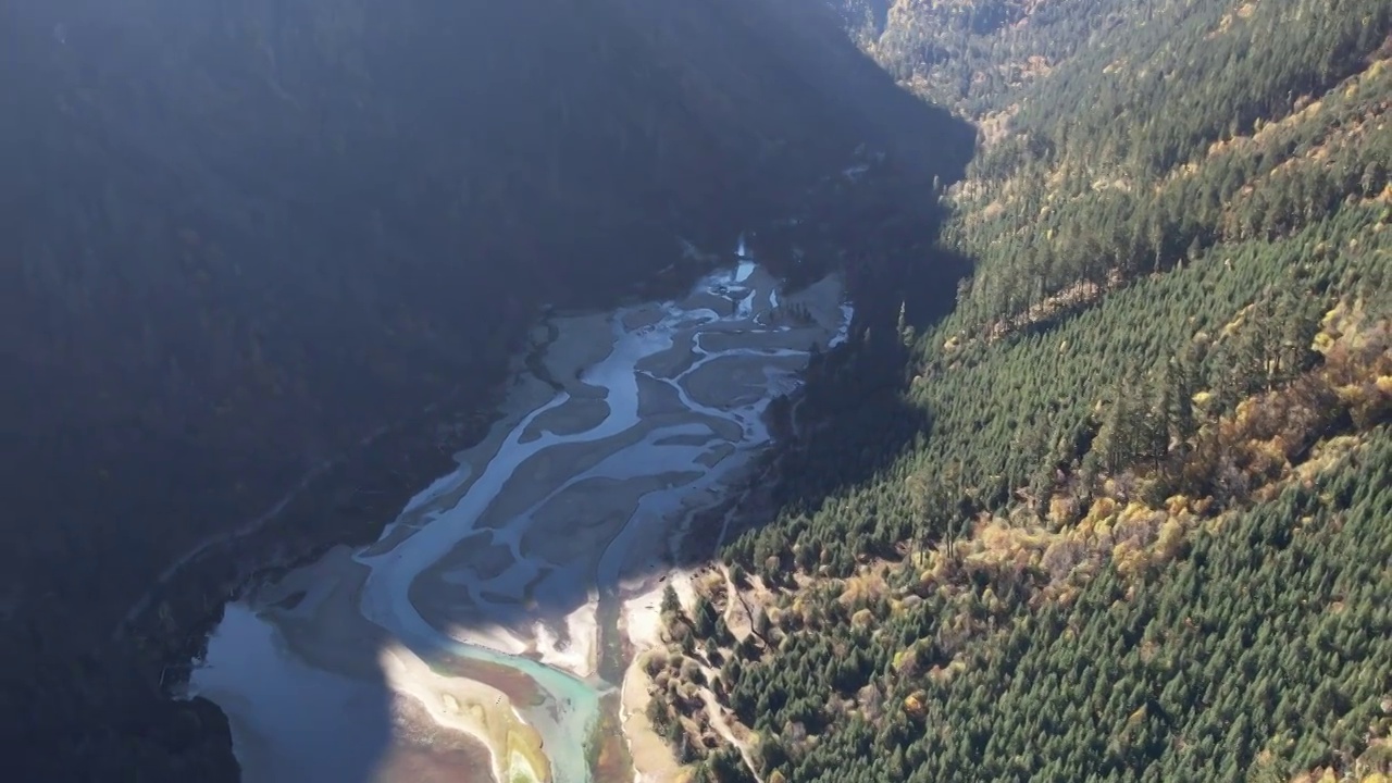 4K航拍川西莲花湖月亮湾秋天森林自然风光视频素材画面4