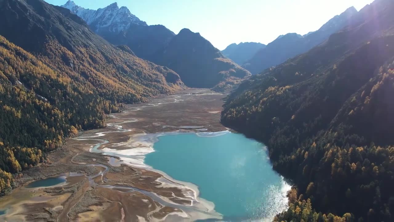 4K航拍川西莲花湖月亮湾秋天森林自然风光视频素材画面1