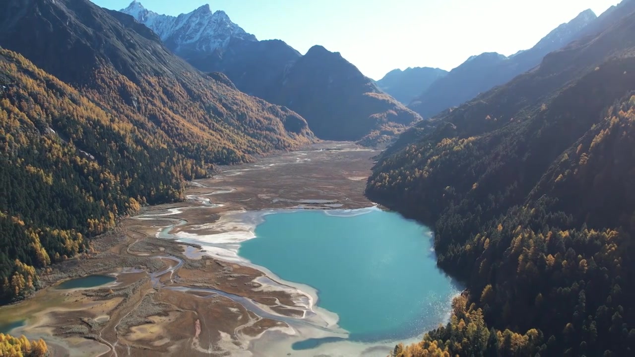 4K航拍川西莲花湖月亮湾秋天森林自然风光视频素材画面3