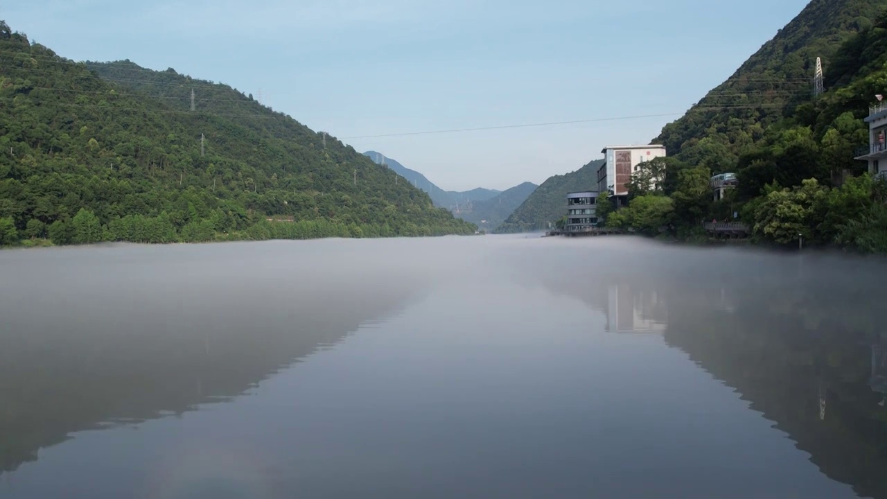 建德早晨薄雾笼罩新安江风光视频素材