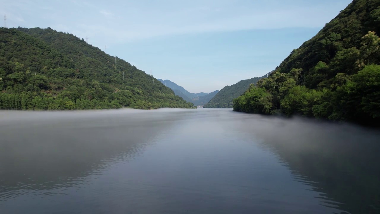 建德早晨薄雾笼罩新安江风光视频素材