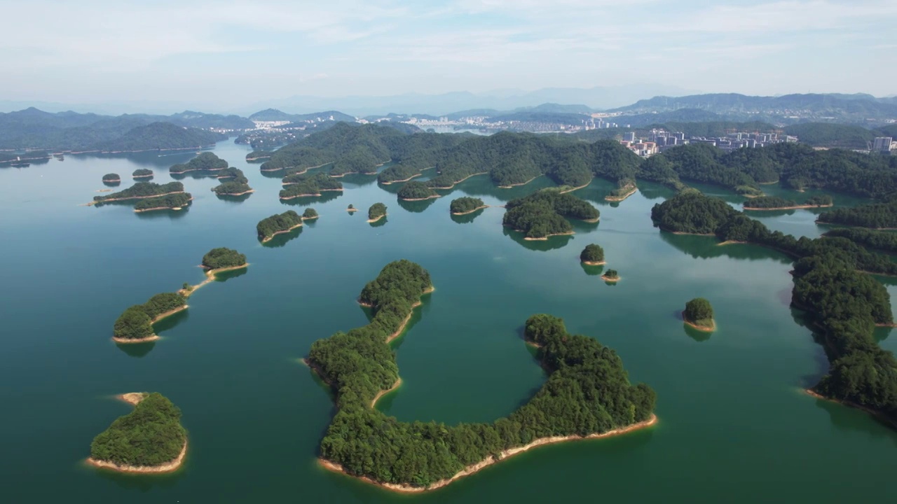 航拍俯瞰淳安千岛湖自然风光黄山尖天下为公视频素材