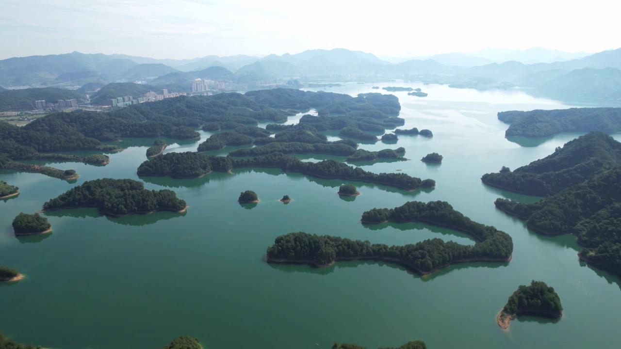 航拍俯瞰淳安千岛湖自然风光黄山尖天下为公视频素材