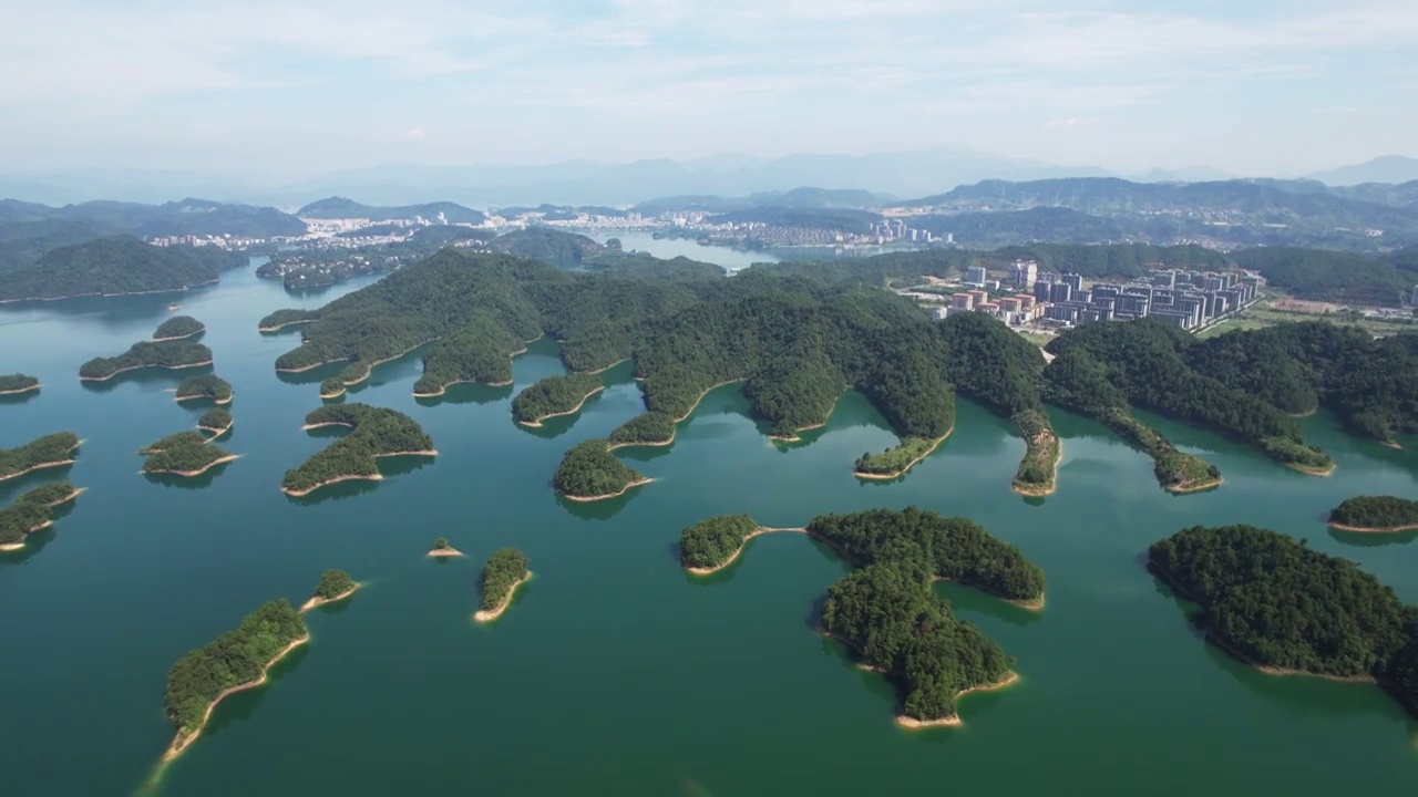 航拍俯瞰淳安千岛湖自然风光黄山尖天下为公视频素材