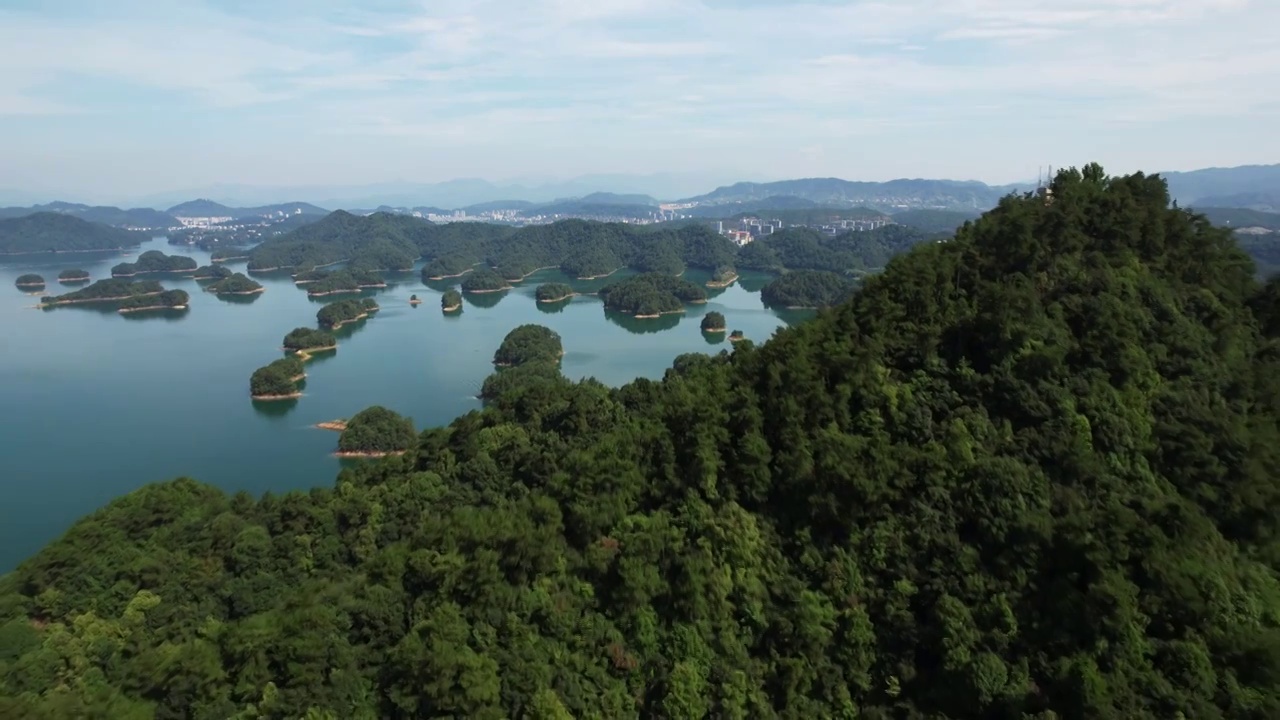 航拍俯瞰淳安千岛湖自然风光黄山尖天下为公视频素材