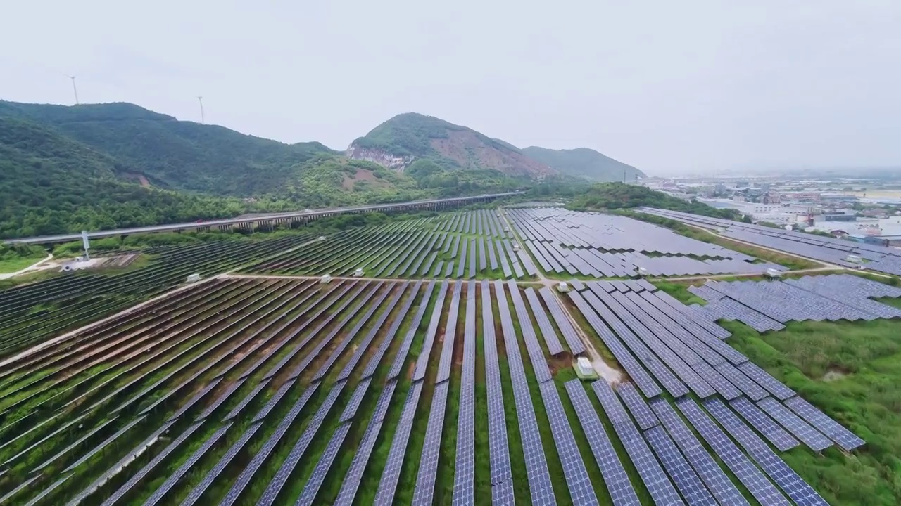 航拍太阳能光伏发电站面板低碳新能源科技视频素材